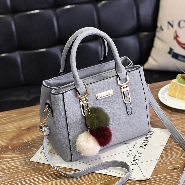 bolsa-feminina-em-couro-genuino-desiree-luxo-brinde-exclusivo-5983173 - Kabani