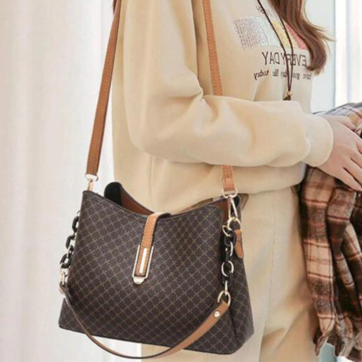 bolsa-feminina-em-couro-genuino-ayla-hernandes-2059572 - Kabani