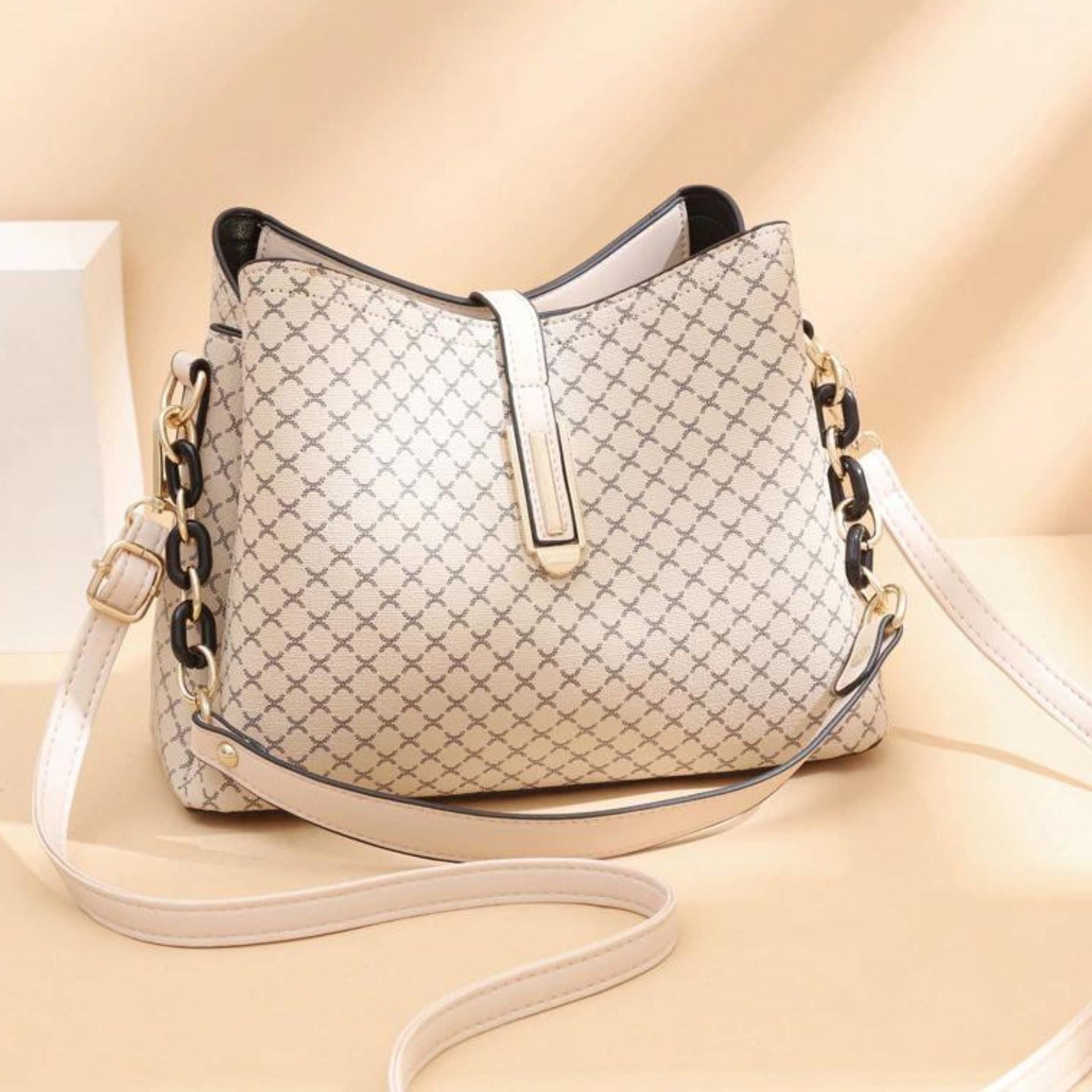 bolsa-feminina-em-couro-genuino-ayla-hernandes-4502317 - Kabani
