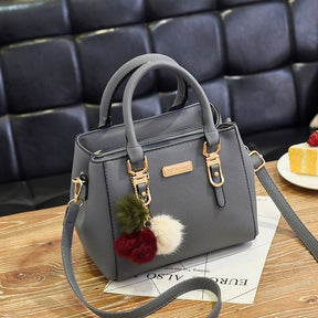 bolsa-feminina-em-couro-genuino-desiree-luxo-brinde-exclusivo-2864446 - Kabani