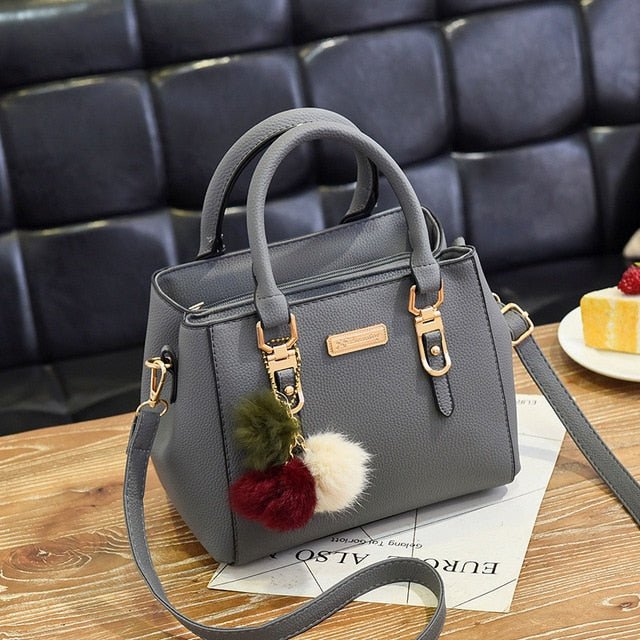 bolsa-feminina-em-couro-genuino-desiree-luxo-brinde-exclusivo-2864446 - Kabani
