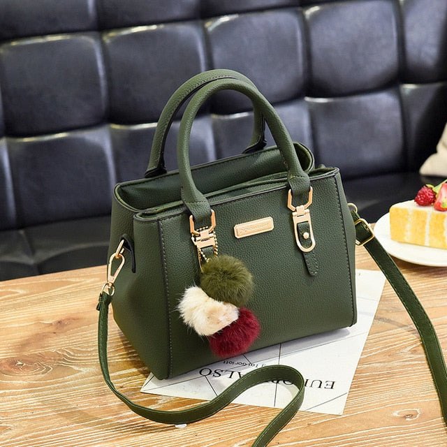 bolsa-feminina-em-couro-genuino-desiree-luxo-brinde-exclusivo-6221397 - Kabani