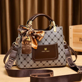 bolsa-feminina-em-couro-genuino-kelly-mili-3749634 - Kabani