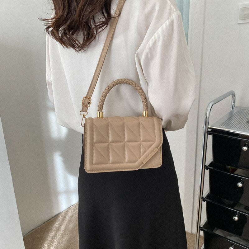 bolsa-feminina-pequena-em-couro-genuino-saintluiz-5081046 - Kabani