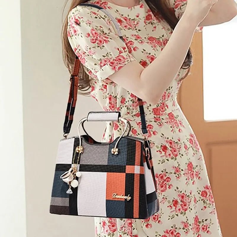bolsa-feminina-xadrez-em-couro-genuino-queen-premium-2909539 - Kabani