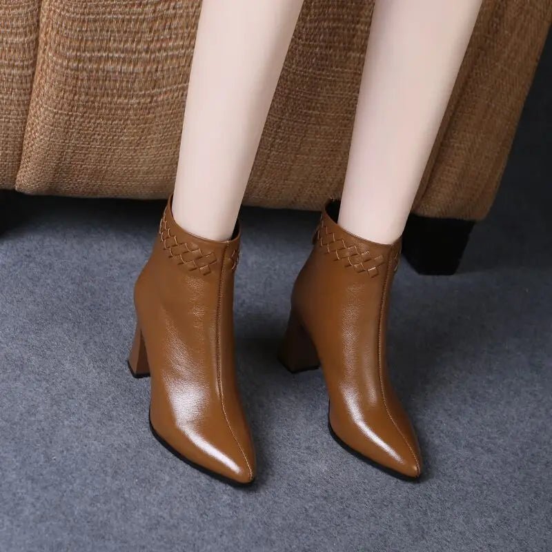 bota-feminina-de-couro-casual-saltinho-6914277 - Kabani