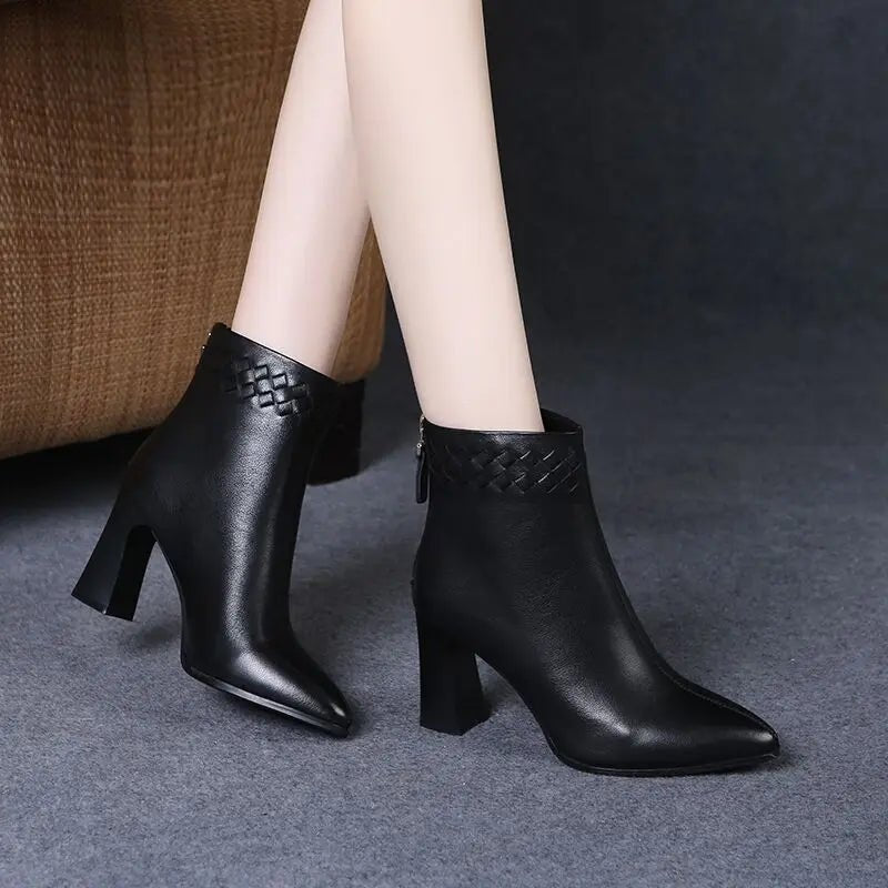 bota-feminina-de-couro-casual-saltinho-9389005 - Kabani