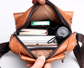 mochila-de-ombro-em-couro-genuino-couropremium-bag-2898604 - Kabani